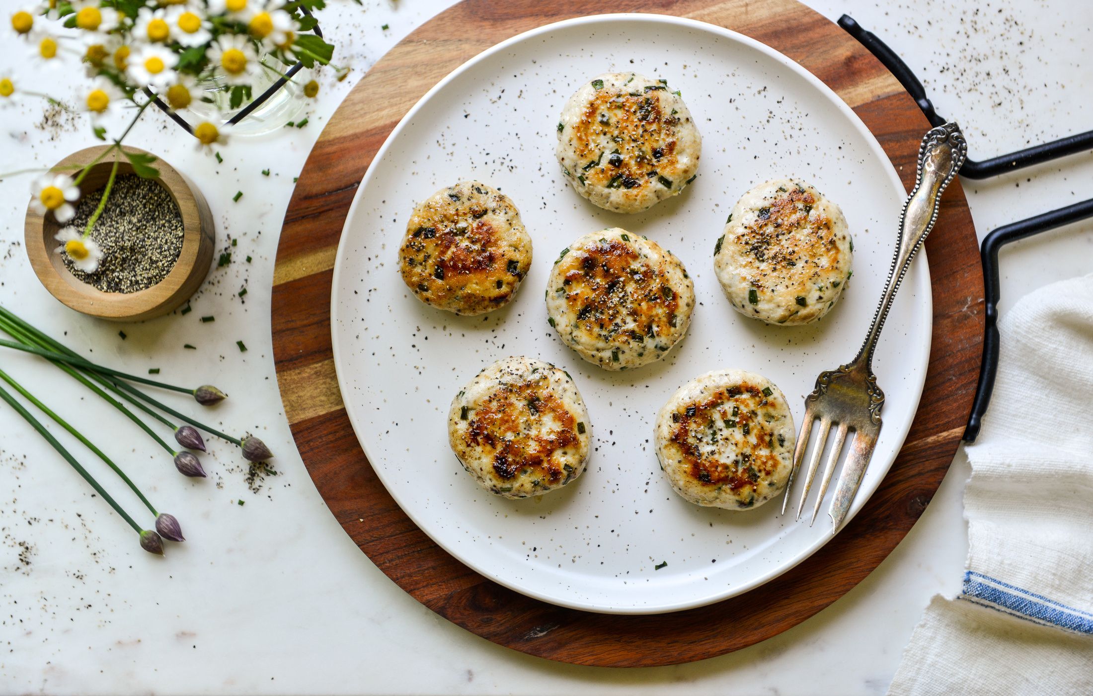 PEPPER-CHIVE CHICKEN BREAKFAST SAUSAGES-1