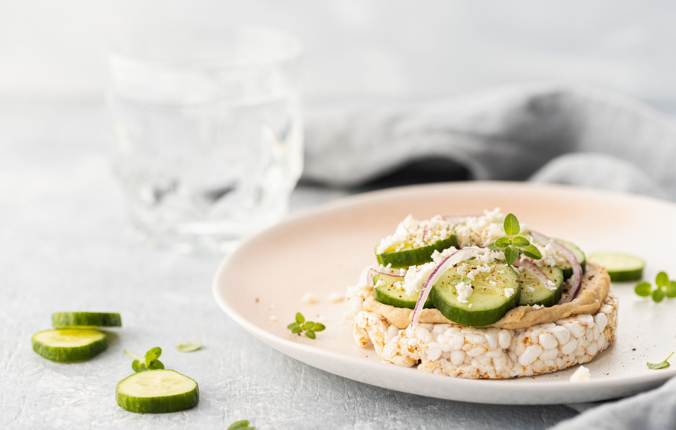 Rice Cake with Cucumber and Hummus