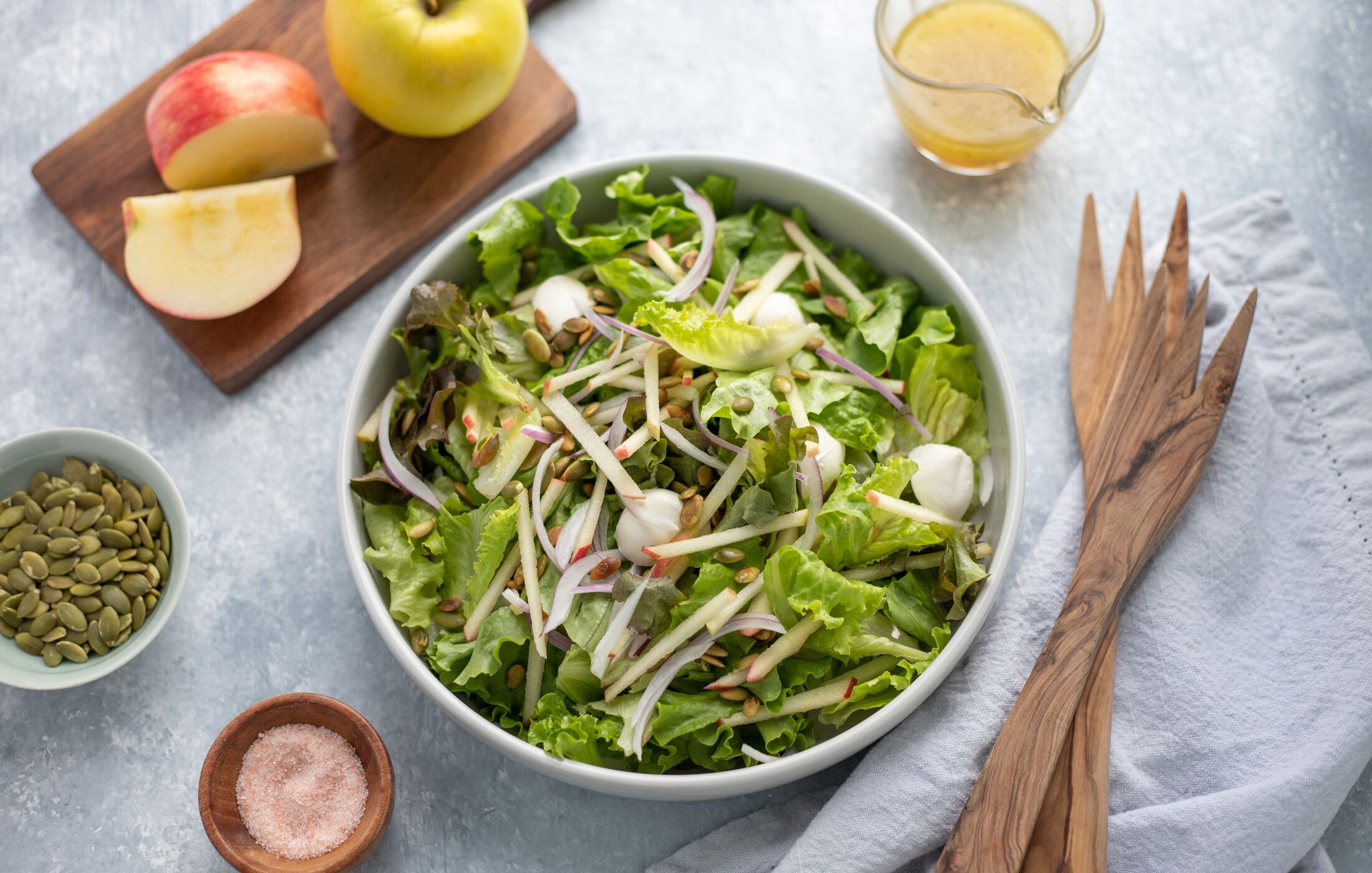 Green Salad with Apples and Mozzarella 